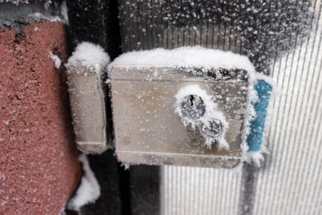 Двери примерзли и не открываются в мороз: что делать и как предотвратить проблему?